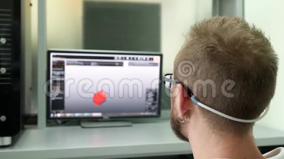 戴耳环的人坐在电脑前的屏幕上可以看到工作中的视频视频的预览图