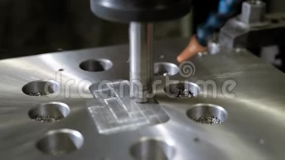 数控机床是一个工厂金属细节上的切割孔切削机床正在工作特写视频的预览图