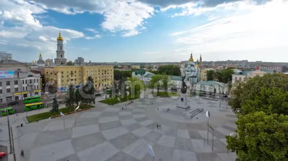 哈尔科夫市中心宪法广场的鸟瞰图视频的预览图