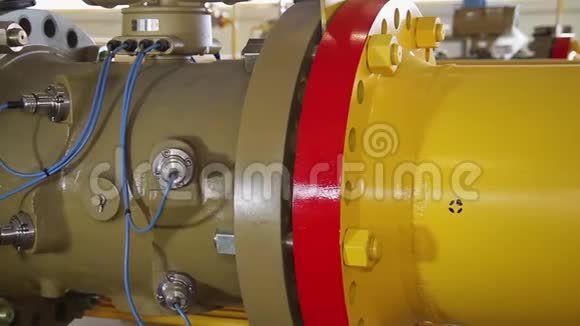 发动机泵水概况或设备横断面场景大型管道特写视频的预览图
