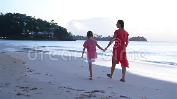 海滩上的小女孩和年轻母亲父母的爱流动电视视频的预览图