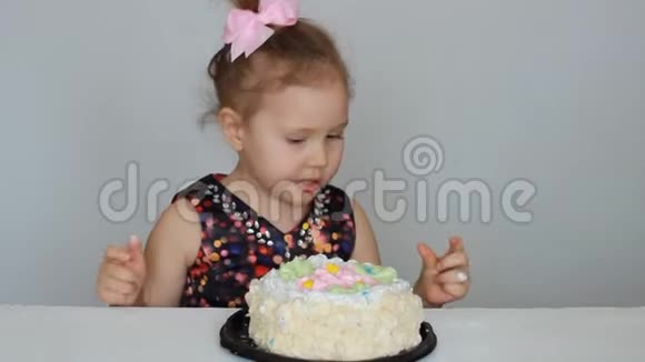 生日快乐一个可爱的女孩吃蛋糕舔她的手指视频的预览图