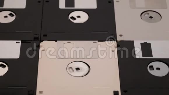 许多35英寸的计算机软盘安装在平面上视频的预览图