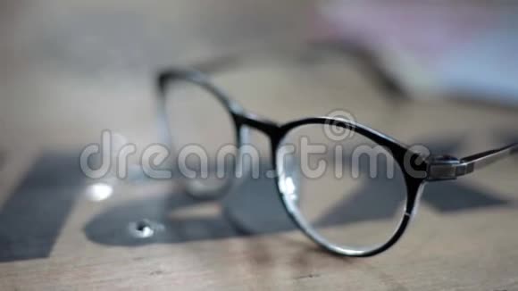 多利的黑色阅读眼镜在木制表面视频的预览图