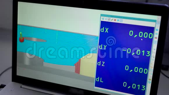 工厂车间数控机床的数字模型和参数屏幕特写视图视频的预览图