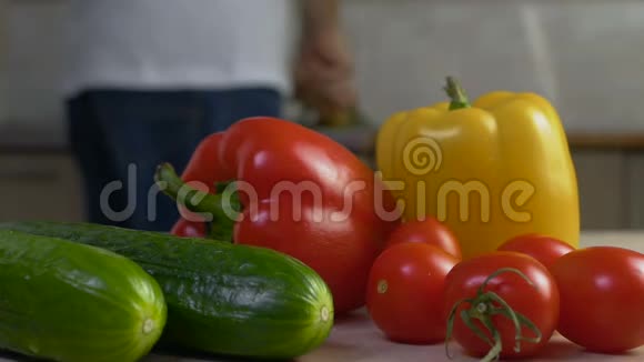 家庭厨房的餐桌上摆放着一套或几套天然新鲜蔬菜视频的预览图