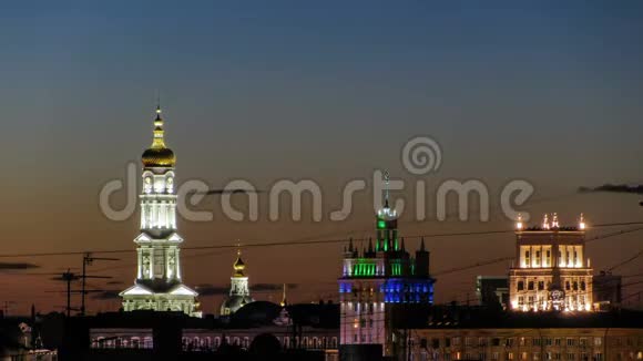 托普大教堂的钟楼UspenskiySobor市议会和房子有一个尖顶的夜晚时间视频的预览图