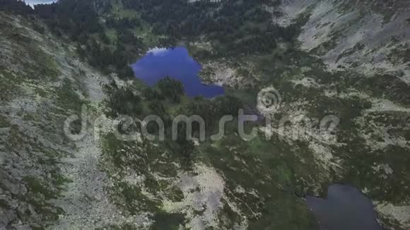 湖的俯视图剪辑飞越西伯利亚阿尔泰山脉附近山谷的湖泊视频的预览图