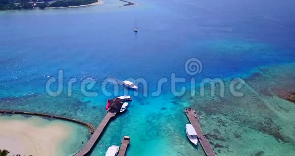 V03515在阳光明媚的热带天堂岛上的马尔代夫白色沙滩的马尔代夫白色沙滩上观看蓝天大海视频的预览图