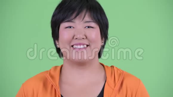 年轻体重超重快乐的亚洲女性微笑着准备去健身房视频的预览图