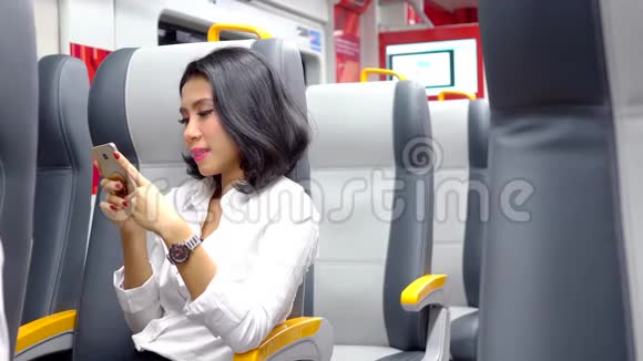 商务女性在机场列车上使用手机视频的预览图