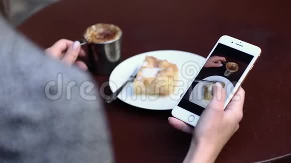 食品摄影在咖啡厅观看照片的女人在电话特写视频的预览图
