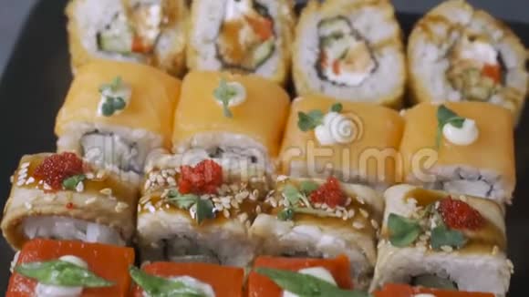 在黑石上提供寿司食物视频的预览图