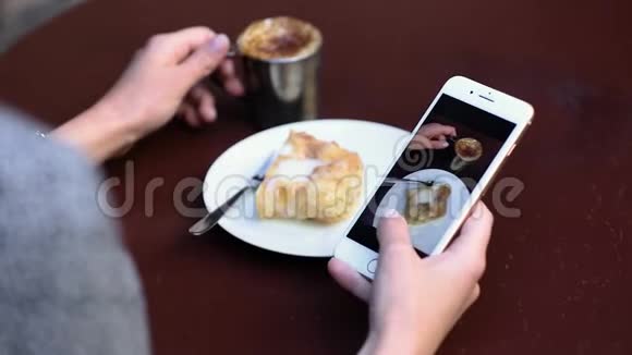 食品摄影在咖啡厅观看照片的女人在电话特写视频的预览图
