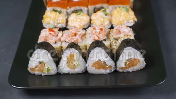 在黑石上提供寿司食物视频的预览图