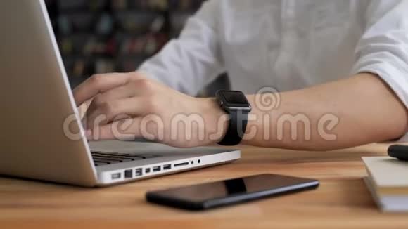 人在工作空间中的个人电脑上的双手关闭类型视频的预览图