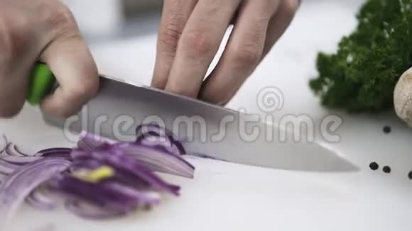厨师在快餐店切紫洋葱视频的预览图