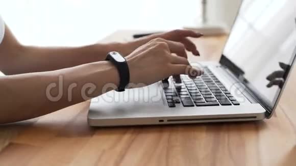 女人在工作空间的桌面上写字视频的预览图