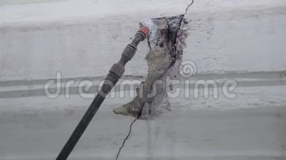 采用带喷水尖的管道冲洗墙体裂缝的工艺视频的预览图