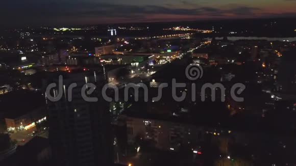 摩天大楼的空中夜景照亮了现代城市的街道剪辑视频的预览图