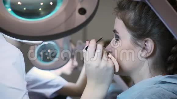 化妆师用假睫毛模拟的眼睛视频的预览图