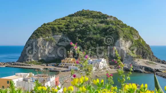 意大利伊斯奇亚岛上的圣安杰洛小村庄附近的巨大岩石视频的预览图