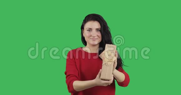 一位留着黑色长发的白种人女性模特正在双手伸展手里拿着一个盒子视频的预览图