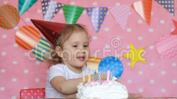 生日和派对蛋糕有趣的女孩用甜点舔她的手指视频的预览图