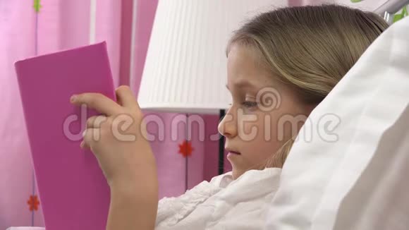 孩子在床上看书孩子学习女孩睡觉后在卧室学习视频的预览图
