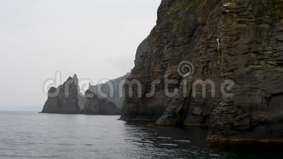 旅游船沿着一座古老火山的岩石旅行视频的预览图