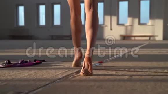 女体操运动员的长腿视频的预览图