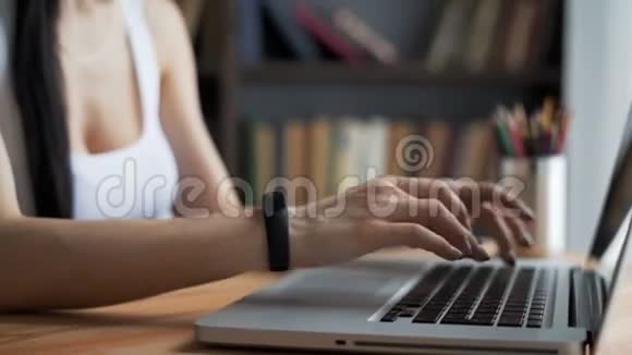 女人手在工作场所的桌面上写字视频的预览图
