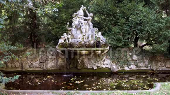 卡尔斯鲁厄市美丽浪漫喷泉视频的预览图