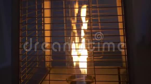 街上的暖气在后面的玻璃管里着火视频的预览图