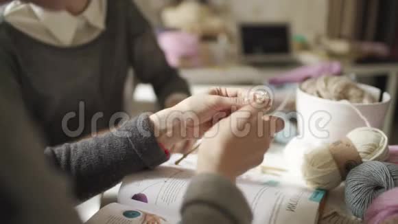 家中女手编针毛纱女人学会编织视频的预览图