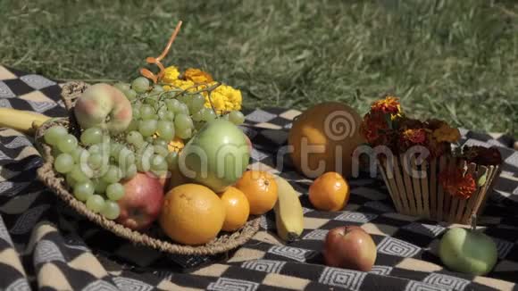 吃水果的庄稼女孩视频的预览图