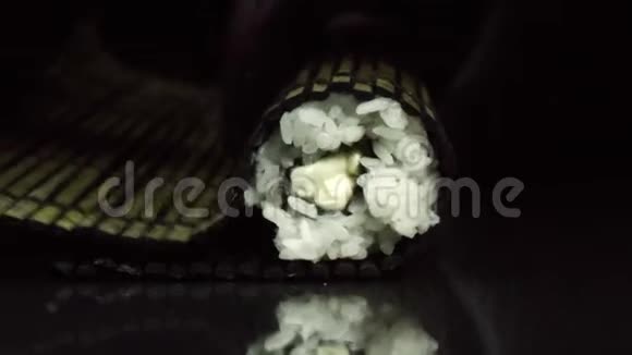 手做长寿司卷特写米饭和鱼片制作和切割传统寿司视频的预览图