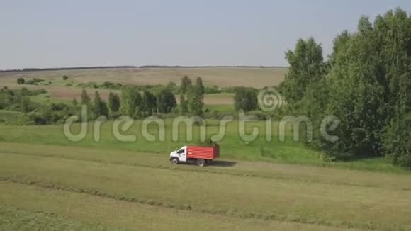 卡车在农业领域的空中视野收割场农业机械视频的预览图