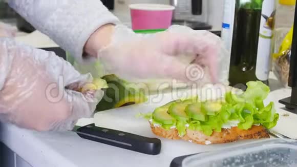 健康的早餐做三明治切断鳄梨视频的预览图