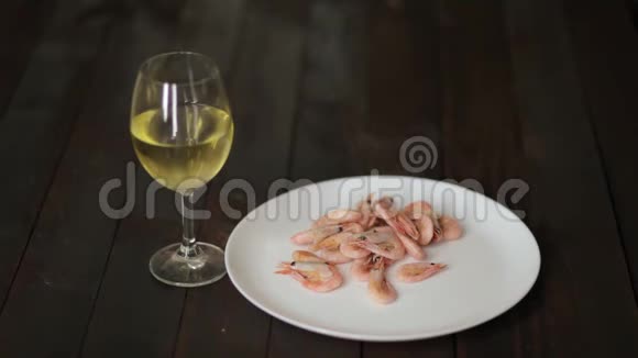 把虾放在盘子里视频的预览图