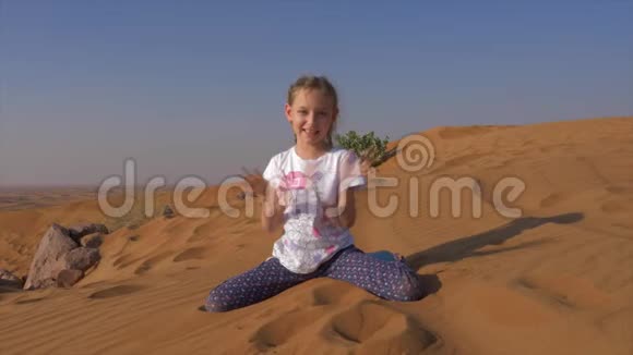 暑假期间在炎热的沙漠里玩沙子的小女孩视频的预览图