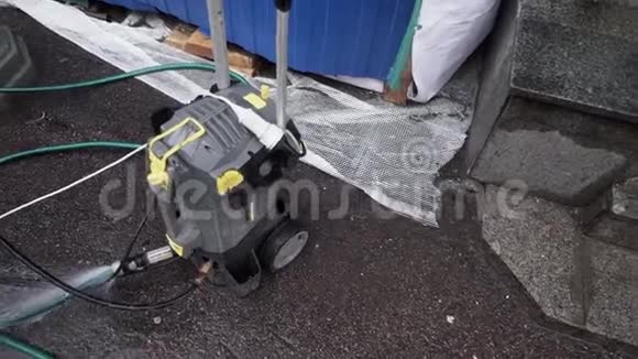 小型机械泵机组与连接软管放置在沥青地面上视频的预览图