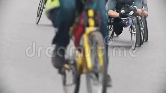 马拉松在街头残疾人运动员在轮椅上赛车在城市的背景下慢动作视频的预览图