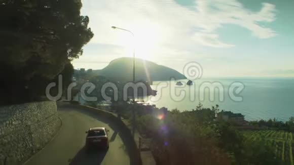 日出时海岸海滨小镇上有弯曲山路的美丽地中海景观令人惊叹视频的预览图