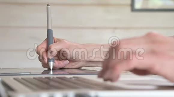 一位男性设计师的特写镜头借助他的笔记本电脑平板电脑和笔笔视频的预览图