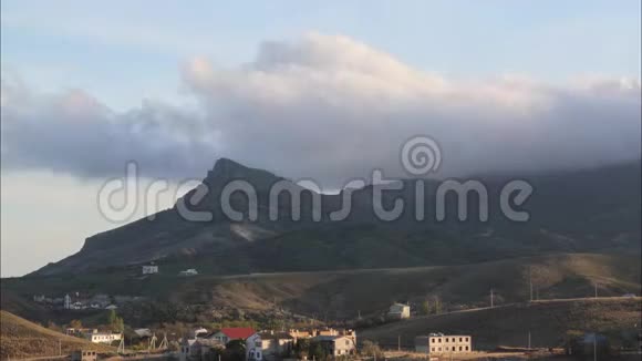 群山中村庄上空的一段时光云飞视频的预览图