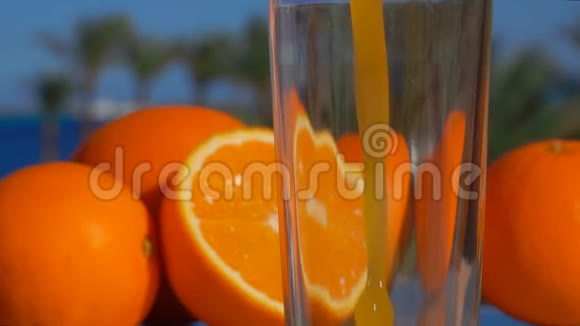 将美味的橙汁倒入玻璃杯中视频的预览图