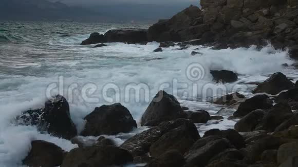 海岸海浪冲击着岩石飞溅视频的预览图