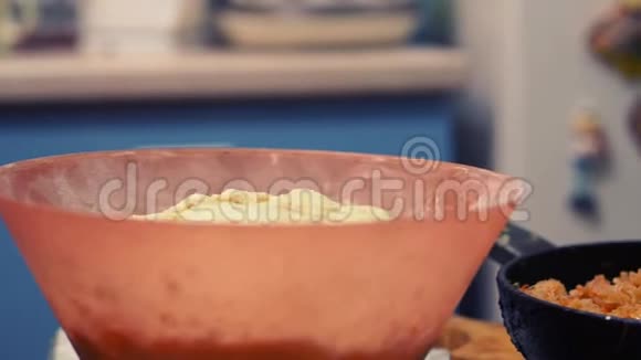 厨师把炒好的卷心菜从煎锅变成馅饼视频的预览图