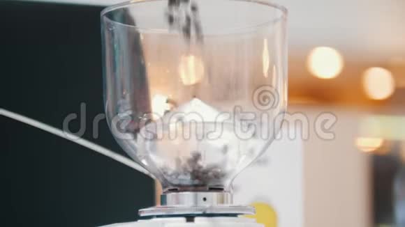 咖啡师用烤咖啡豆装满一个瓶子视频的预览图